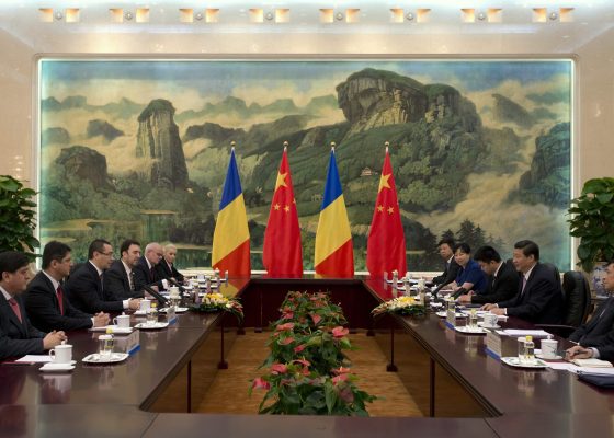 Romania's Prime Minister Victor-Viorel Ponta (3rd L) attends a meeting with China's President Xi Jinping (2nd R) at the Great Hall of the People in Beijing July 2, 2013. REUTERS/Andy Wong/Pool (CHINA - Tags: POLITICS)