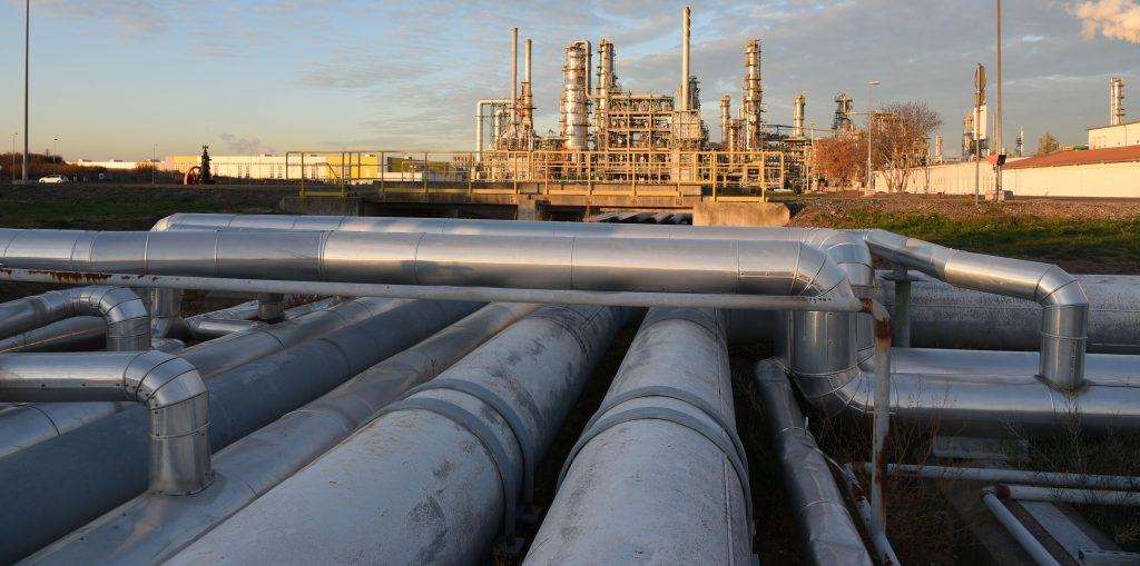 Photo: At TotalEnergies Raffinerie Mitteldeutschland GmbH in Leuna, crude oil flows through the above-ground pipelines into the refinery's distillation plant. Credit: dpa picture alliance / Alamy Stock Photo