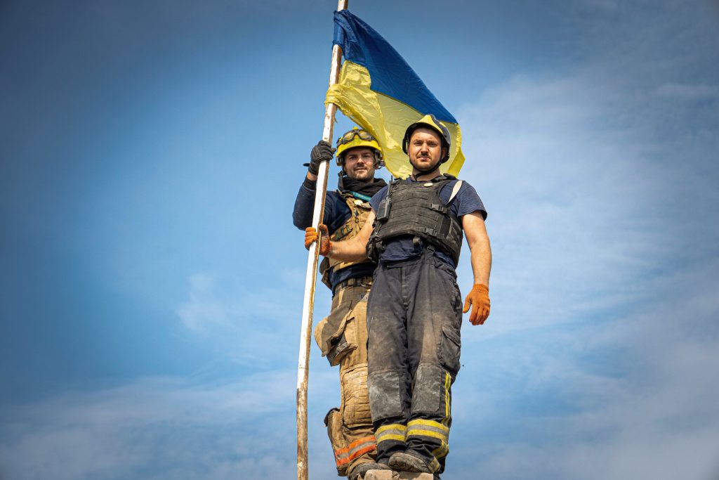 Photo: Kherson, Ukraine.- In photos taken on August 24, 2023, Ukrainian authorities raise the Ukrainian flag amid renewed Russian shelling. Ukrainians celebrated Flag Day for the second time under Russian occupation this Wednesday and attach special importance to their flag in the attacked and occupied areas as an emblem of their endangered national identity, even at risk of persecution. Credit: Latin America News Agency via Reuters