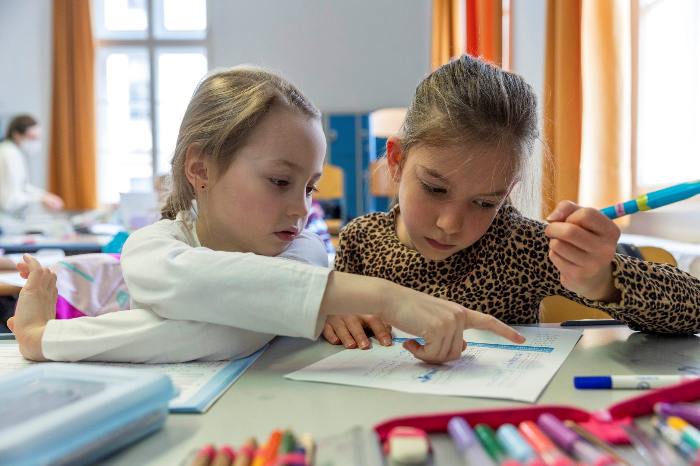 Photo: Schoolchildren who fled Ukraine attend a mixed class with children living in Vienna as part of a school project launched by the Ukrainian Saturday school, as Russia's invasion of Ukraine continues, in Vienna, Austria, April 2, 2022. Picture taken April 2, 2022. Credit: REUTERS/Lisa Leutner