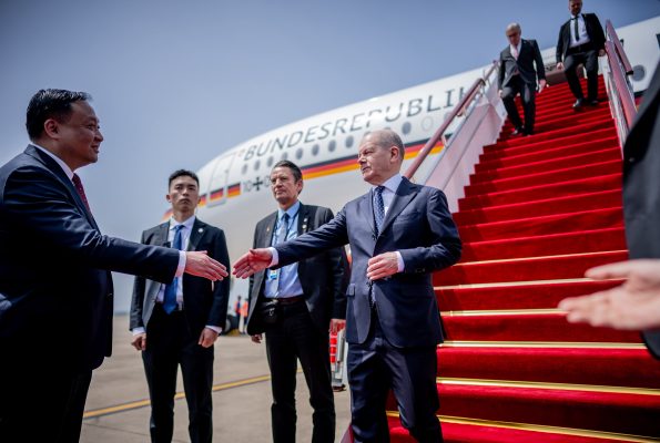 Photo: German Chancellor Olaf Scholz (SPD, center) is greeted at Shanghai Airport by Hua Yuan (left), Vice Mayor of Shanghai. Scholz is on a three-day trip to China and will meet President Xi in Beijing at the end of his visit. Credit: Michael Kappeler/dpa via Reuters Connect