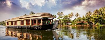 Hotel dengan parkir di Mararikulam