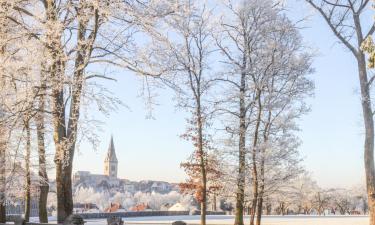 Viešbučiai su vietomis automobiliams mieste Varburgas