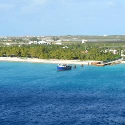 Grand Turk 3 hotellia, jossa on uima-allas