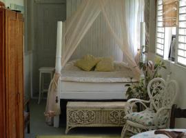 Charming Old World Apartment, hotel di Bridgetown