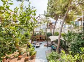 3 bedroom Apartment with private garden on top location Sitges centre beach