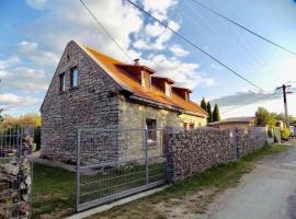 Modern stone house in Balatonfüred with jacuzzi, hotel u gradu Balatonfured