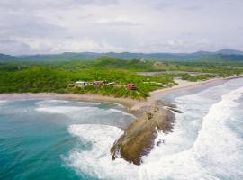 Magnific Rock - Surf Resort & Yoga Retreat Nicaragua, отель в городе Попойо