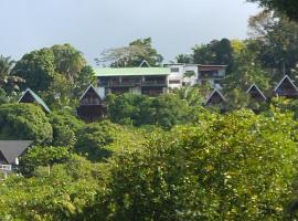 Mango Lodge, casa de hóspedes em Anse Volbert Village