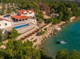 Luxury Villa Kate - in Lucice Bay with turquoise sea, Amazing Seaviews, and Heated Pool