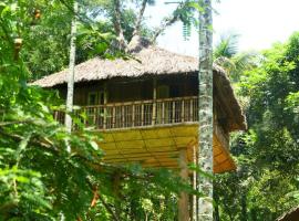 Kalidasa Tree House and Villa, Wayanad, semesterhus i Chekadi