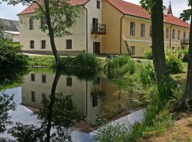 Zámek Jindřichovice, hotel amb piscina a Kolinec