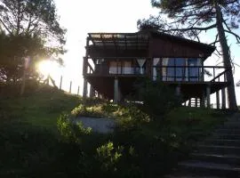 Cabaña en la playa. ventanales y terraza al mar