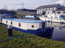 Roisin Dubh Houseboat, hótel í Sallins