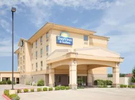 Days Inn & Suites by Wyndham Russellville