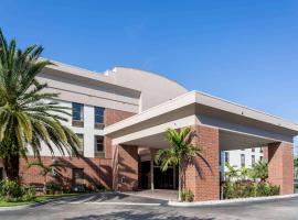 Days Inn & Suites by Wyndham Fort Myers Near JetBlue Park, viešbutis mieste Fort Majersas