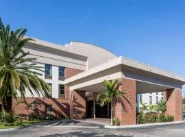 Days Inn & Suites by Wyndham Fort Myers Near JetBlue Park