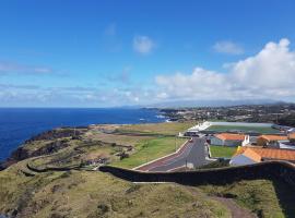 Seaside Azores Villa with natural pool, terrace & barbecue, viešbutis mieste Capelas