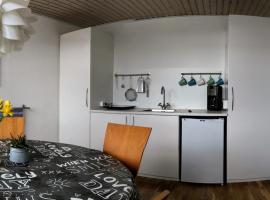 2 rooms, private kitchen, bathroom, and garden., hostal o pensión en Viby