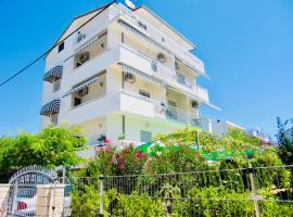 Apartments Ruza, hotel di Kastela