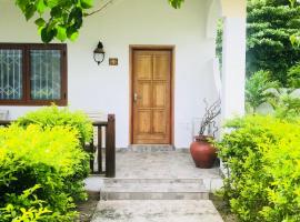 Coral Apartments, hotel i La Digue