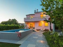 Villa Sweet Home Marija With Heated Pool, hotell Splitis