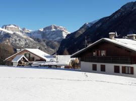 Chalet Relax, hotel a Pozza di Fassa