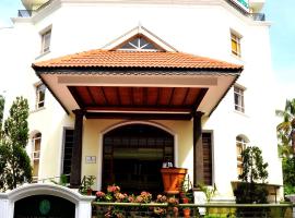 Holiday Hotel, hotel in Cherai Beach