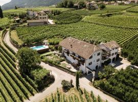 Weingut Weidlhof - Suite & Breakfast - Vacation for wine lovers, hotelli kohteessa Caldaro