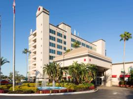 Ramada by Wyndham Kissimmee Gateway - Free Theme Park Shuttle, hotel i Orlando