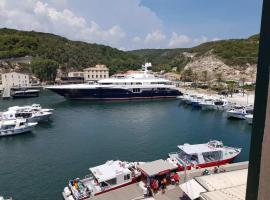 Superbe T3 sur la Marina de Bonifacio, hôtel à Bonifacio