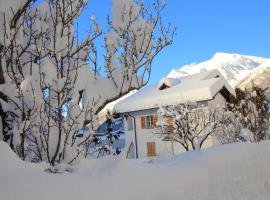 Viesnīca Chalet Cuore delle Alpi pilsētā Airolo