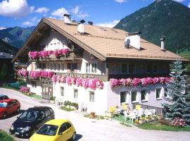 Hotel Villa Mozart: Pozza di Fassa'da bir otel