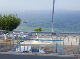 Antonys Apartment Sea View II (1st floor): Tyros şehrinde bir otel