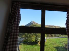 Letterfrack Mountain Farm Cottage on farm in village centre, hotel u gradu 'Letterfrack'