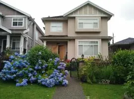 Helen's House / Close to Skytrain and Airport