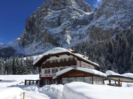 Rifugio Monti Pallidi โรงแรมในกานาเซย์