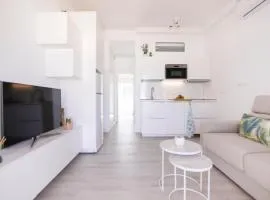 Deluxe Apartment. 50 meters Beach