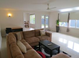 Edge Hill Clean & Green Cairns, 7 Minutes from the Airport, 7 Minutes to Cairns CBD & Reef Fleet Terminal, Hotel in Cairns