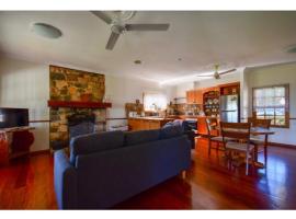 Lakefront holiday villa, hotel in Yungaburra