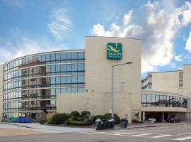 Quality Inn & Suites Oceanfront, ξενοδοχείο στο Βιρτζίνια Μπιτς