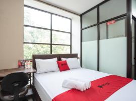 RedDoorz near Eka Hospital BSD City, hotel di Tangerang