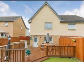 Silverburn new house with free parking and nice garden, hótel í Glasgow