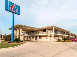 Motel 6-San Antonio, TX - South WW White Rd