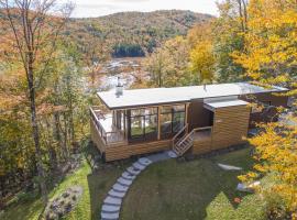 Modern Chalet with Mountain and Lake view by Reserver.ca: Sainte-Adèle şehrinde bir otel