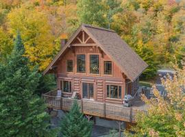 Log Cabin Home with Lake and Mountain view by Reserver.ca: Sainte-Adèle şehrinde bir otel