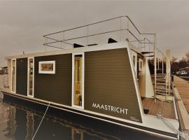 Cozy floating boatlodge "Maastricht"., хотел в Маастрихт