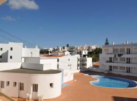 Casa Franki - Stylish and large beach apartment in Algarve, hotell i Carvoeiro