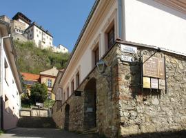 Hotel Pod Hradom, hotel a Trenčín