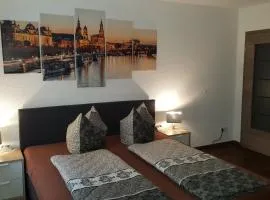 Ferienwohnung oder Studio Dresden-Neustadt inkl Parkplatz mit Balkon oder Terrasse